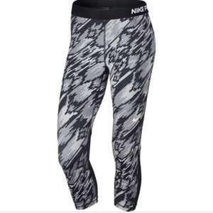 women’s nike pro capri 3/4 black/white